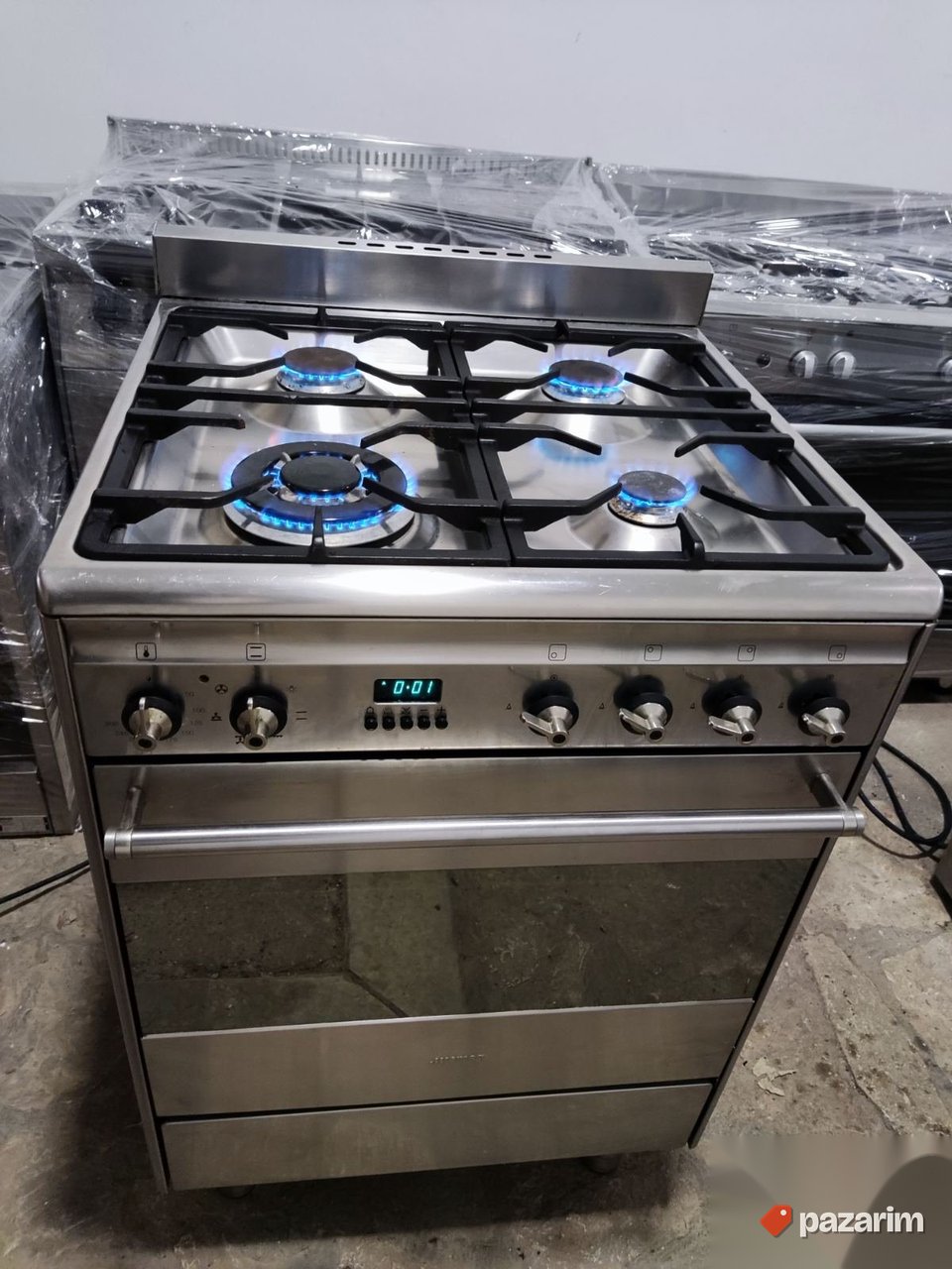 Sporet na plin sa turbo rernom marke SMEG