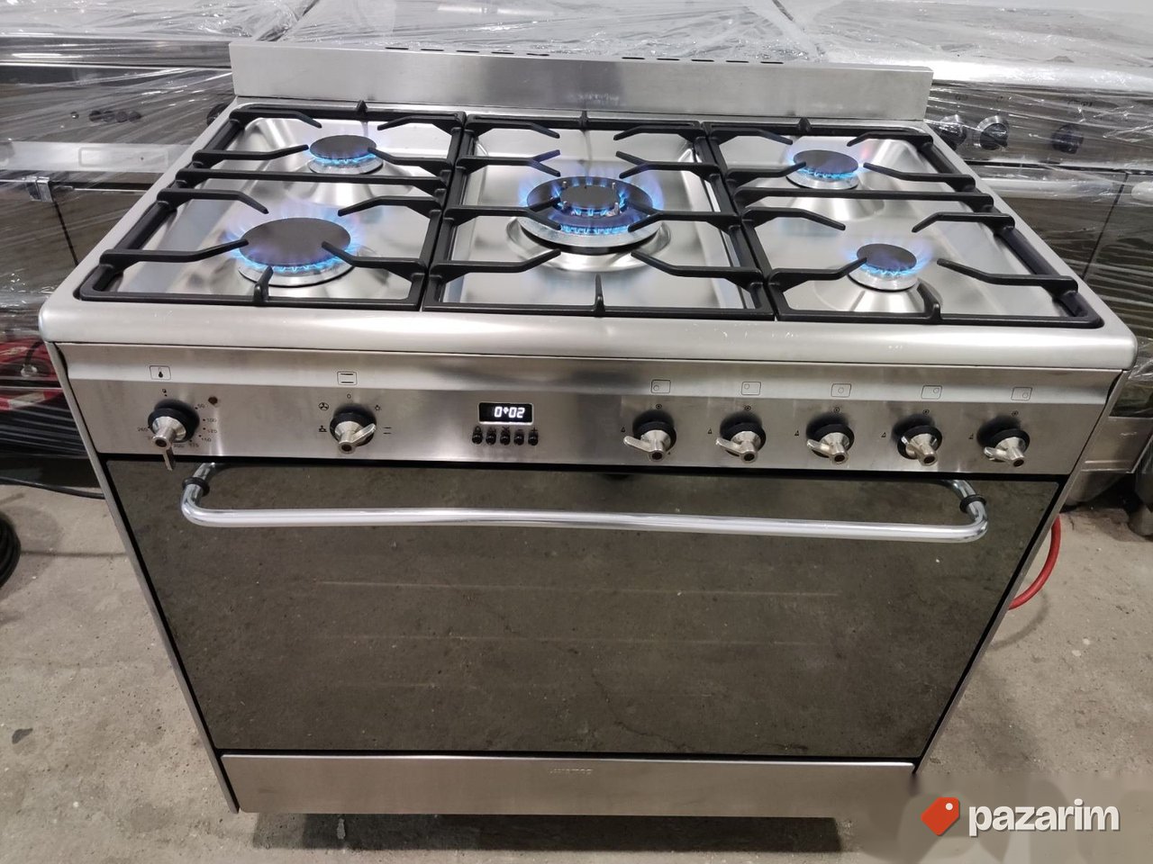 Profesionalni sporet na plin sa 5 gorionika marke SMEG turbo