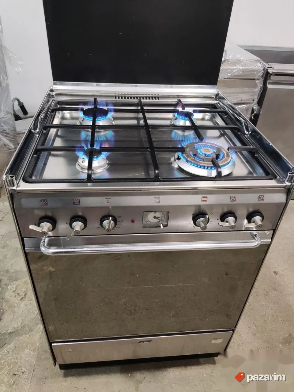 Sporet na plin sa turbo rernom marke SMEG i turbo gorionikom