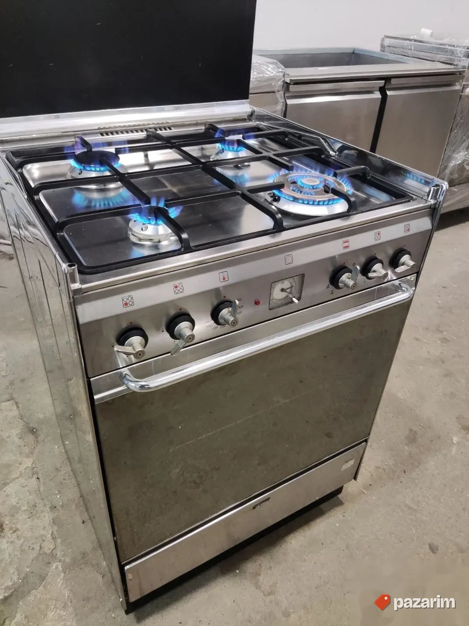 Sporet na plin sa turbo rernom marke SMEG i turbo gorionikom 2