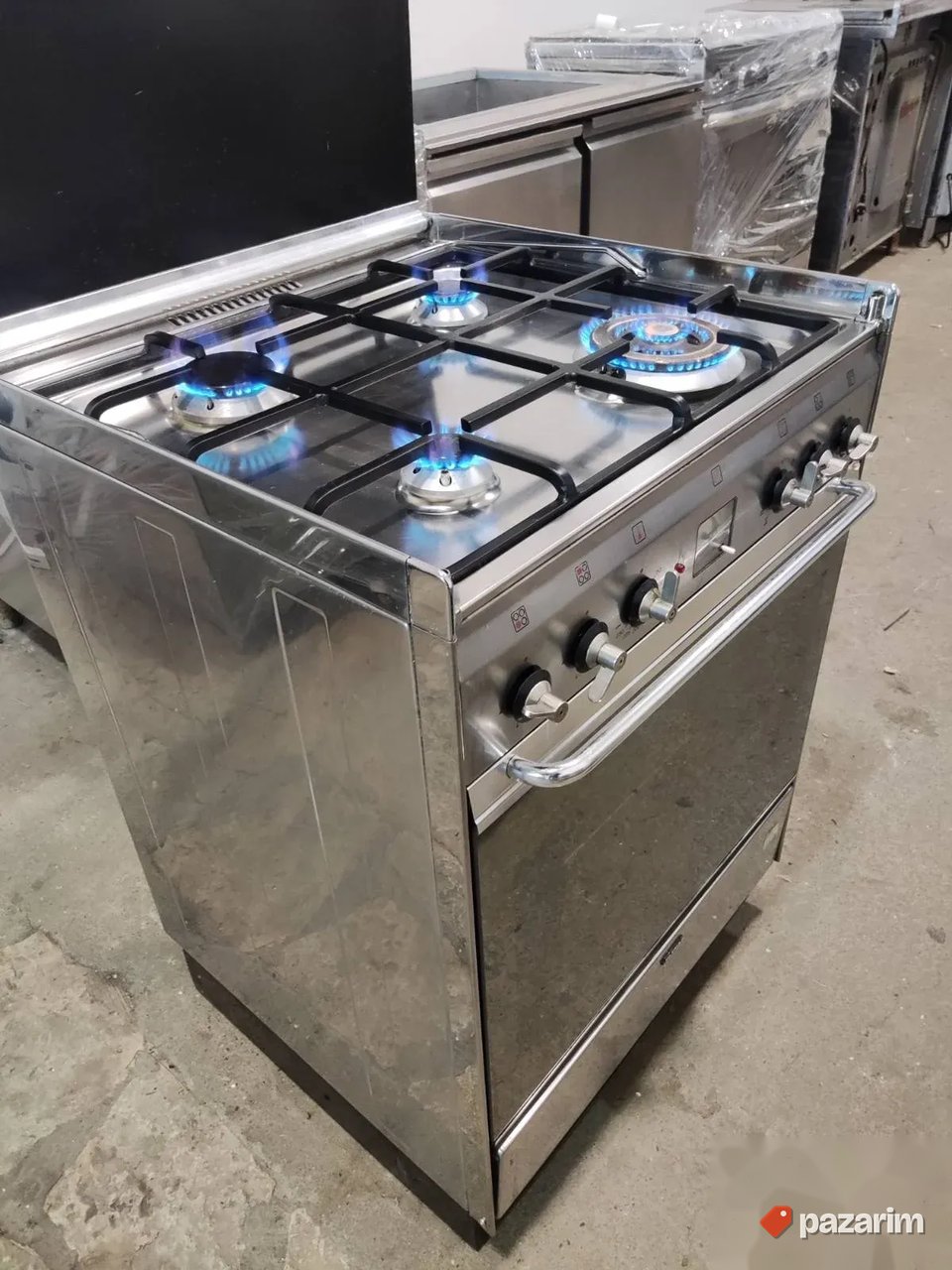 Sporet na plin sa turbo rernom marke SMEG i turbo gorionikom 3