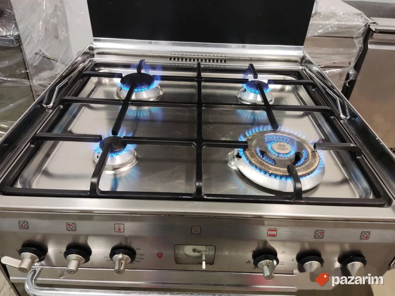 Sporet na plin sa turbo rernom marke SMEG i turbo gorionikom 4