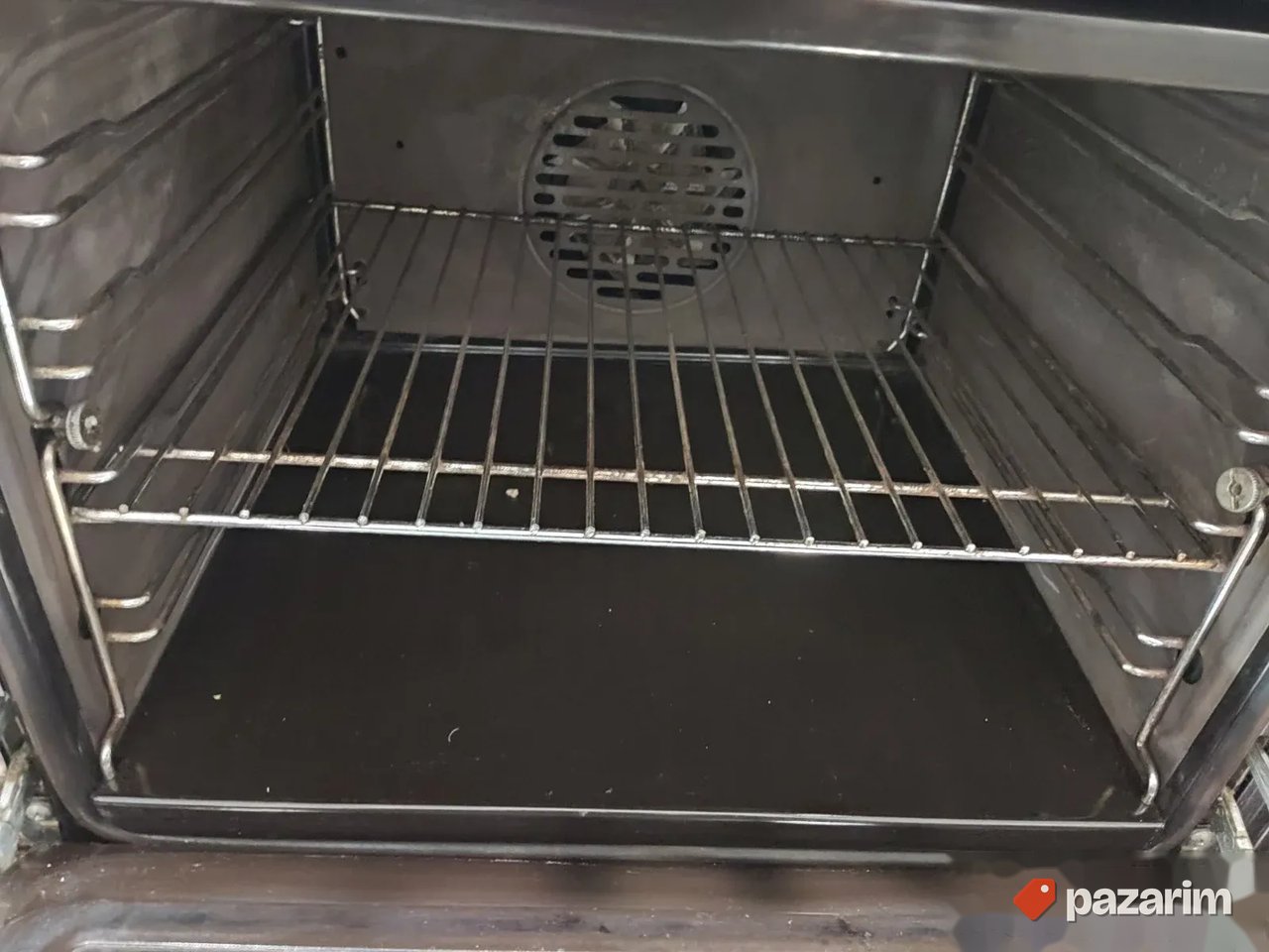 Sporet na plin sa turbo rernom marke SMEG i turbo gorionikom 5