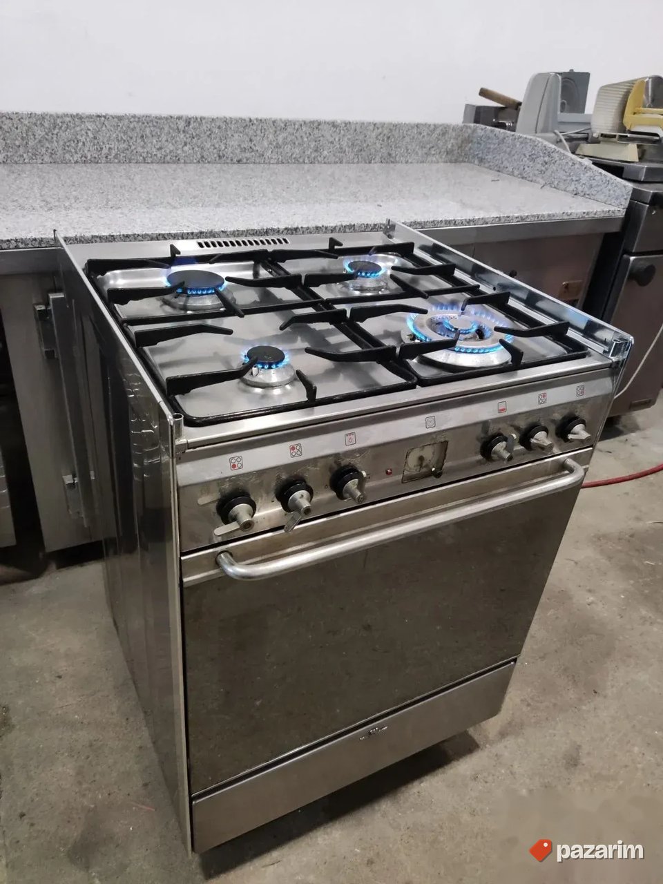 Polu profesionalni sporet na plin sa rernom na plin SMEG 3