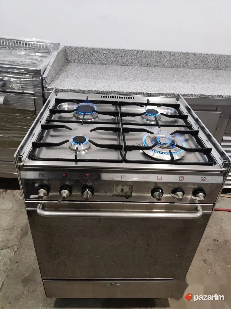 Polu profesionalni sporet na plin sa rernom na plin SMEG 4