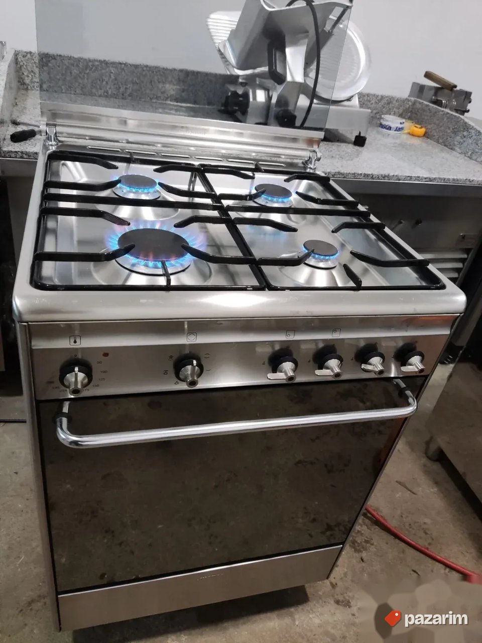 Sporet na plin sa turbo rernom marke SMEG 1