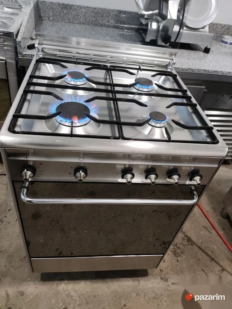Sporet na plin sa turbo rernom marke SMEG 4
