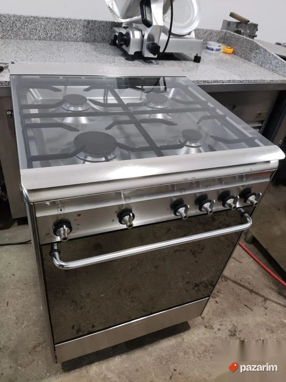Sporet na plin sa turbo rernom marke SMEG 5