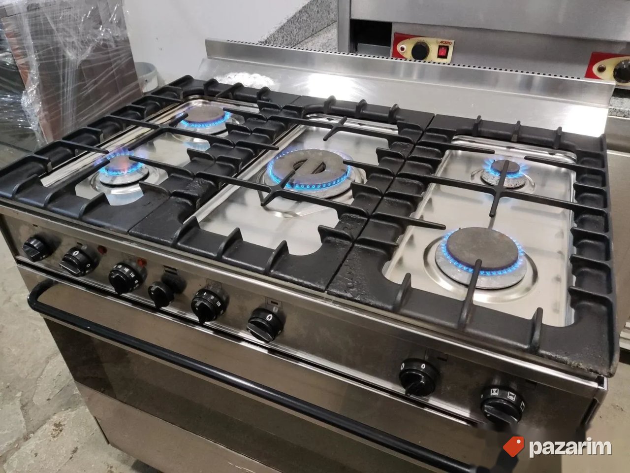 Profesionalni sporet na plin sa ogromnom turbo rernom 4