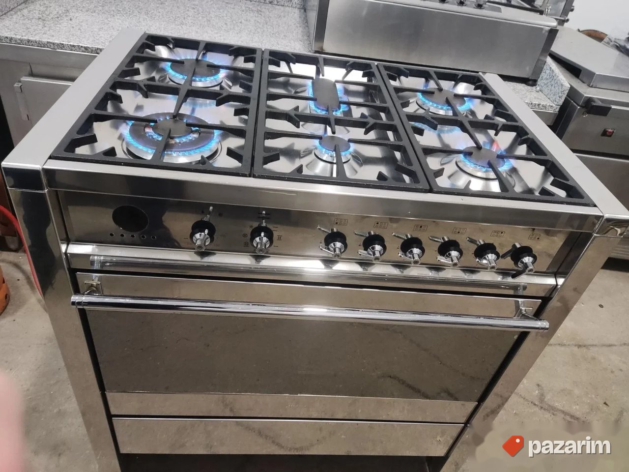 Sporet na plin sa 6 gorionika i OROMNIM TURBO RERNOM SMEG 1