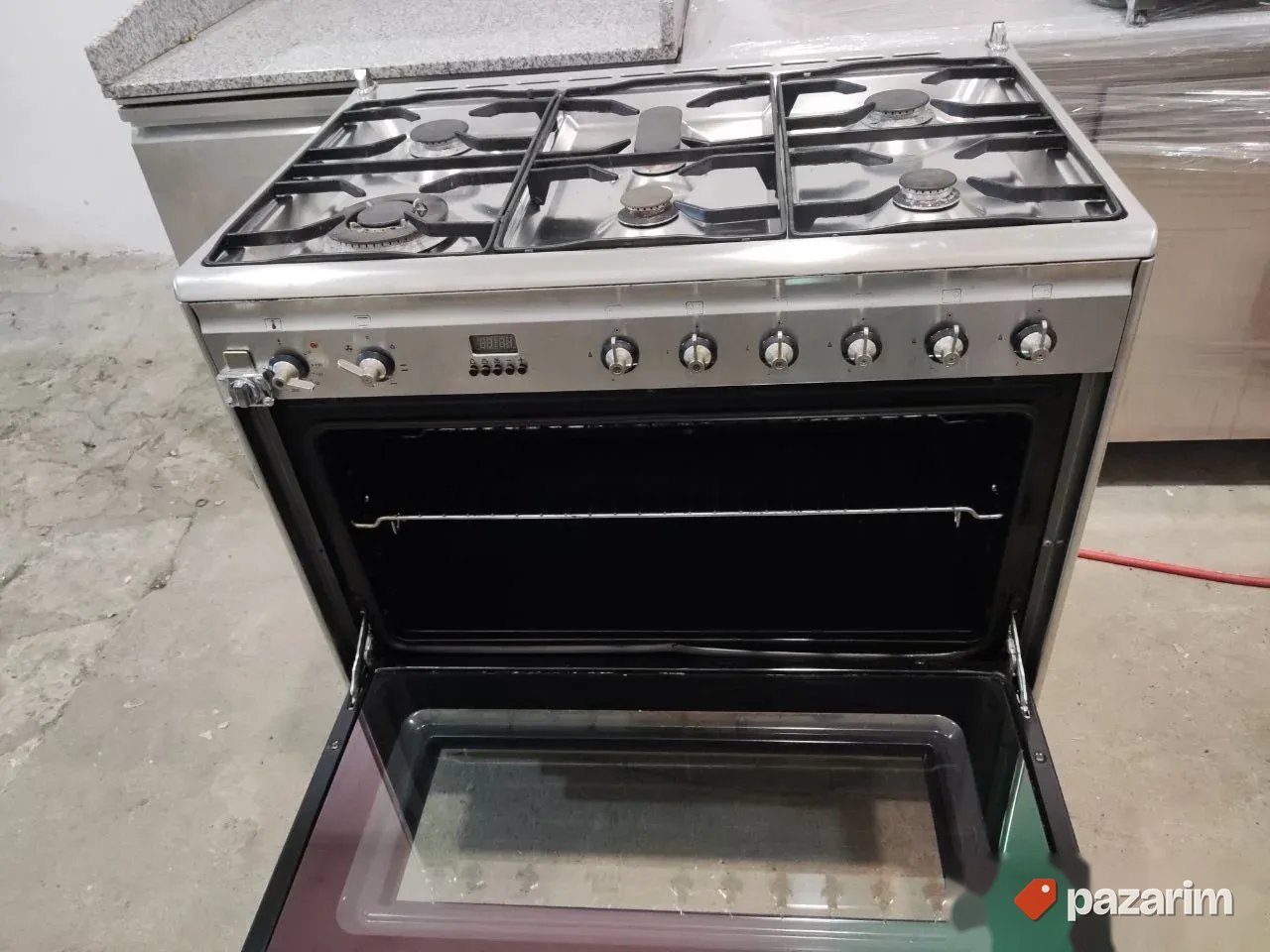 Profesionalni sporet na plin sa 6 gorionika marke SMEG o 4