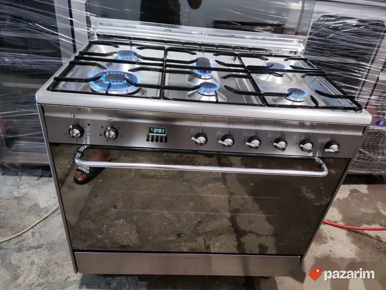 Sporet na plin sa 6topova i OGROMNOM TURBO RERNOM marke SMEG 1