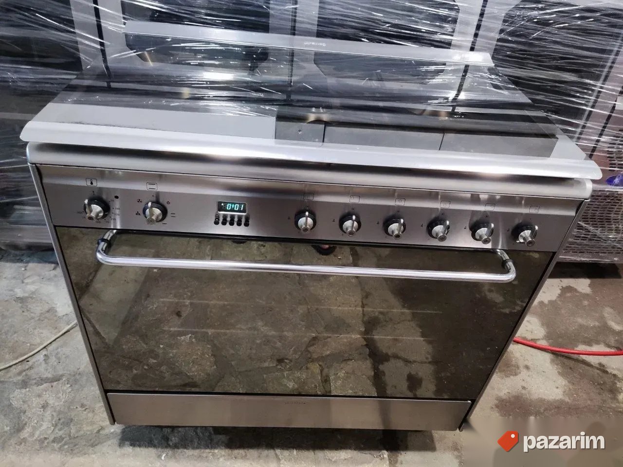 Sporet na plin sa 6topova i OGROMNOM TURBO RERNOM marke SMEG 5