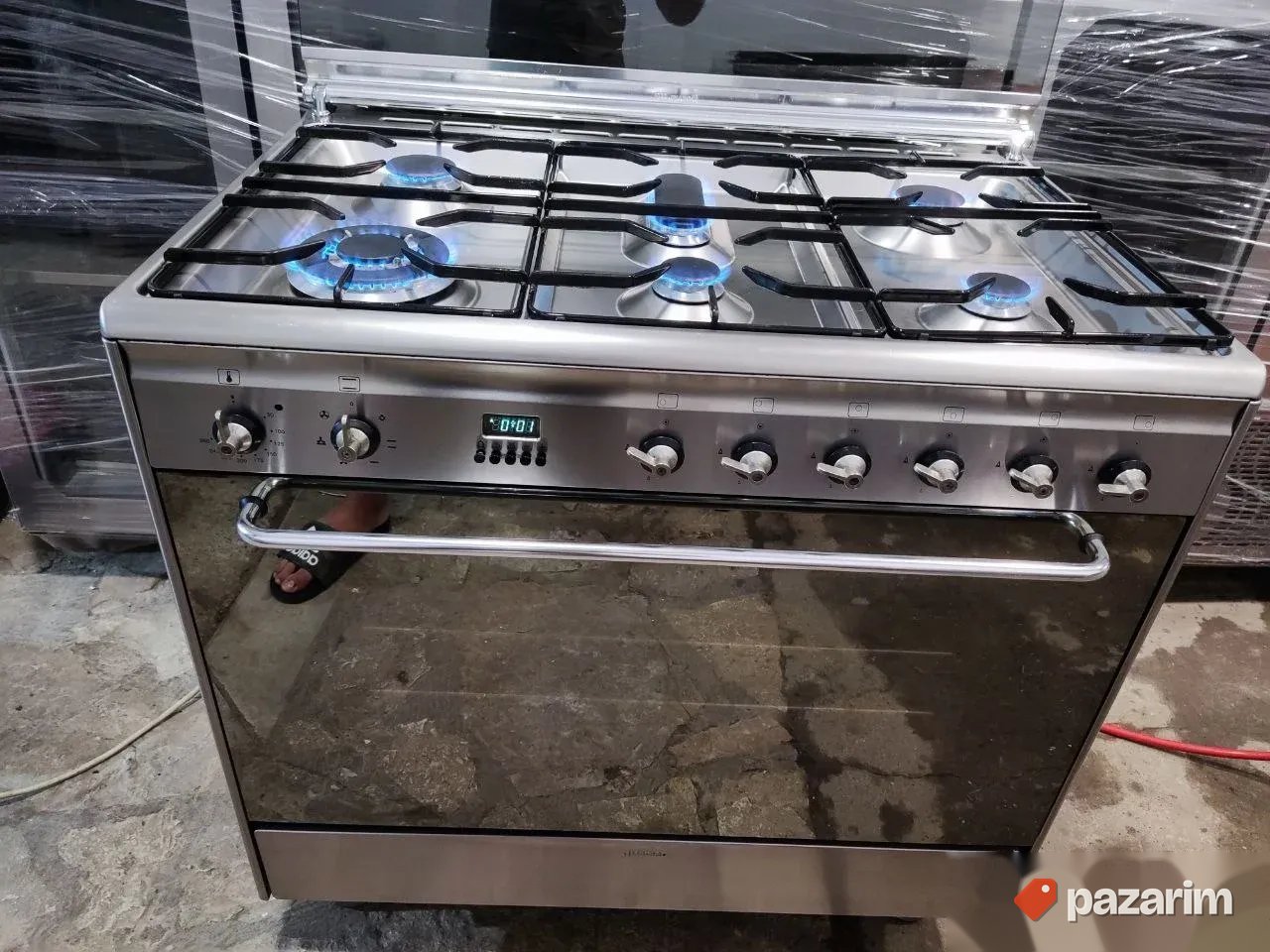Sporet na plin sa 6topova i OGROMNOM TURBO RERNOM marke SMEG 8