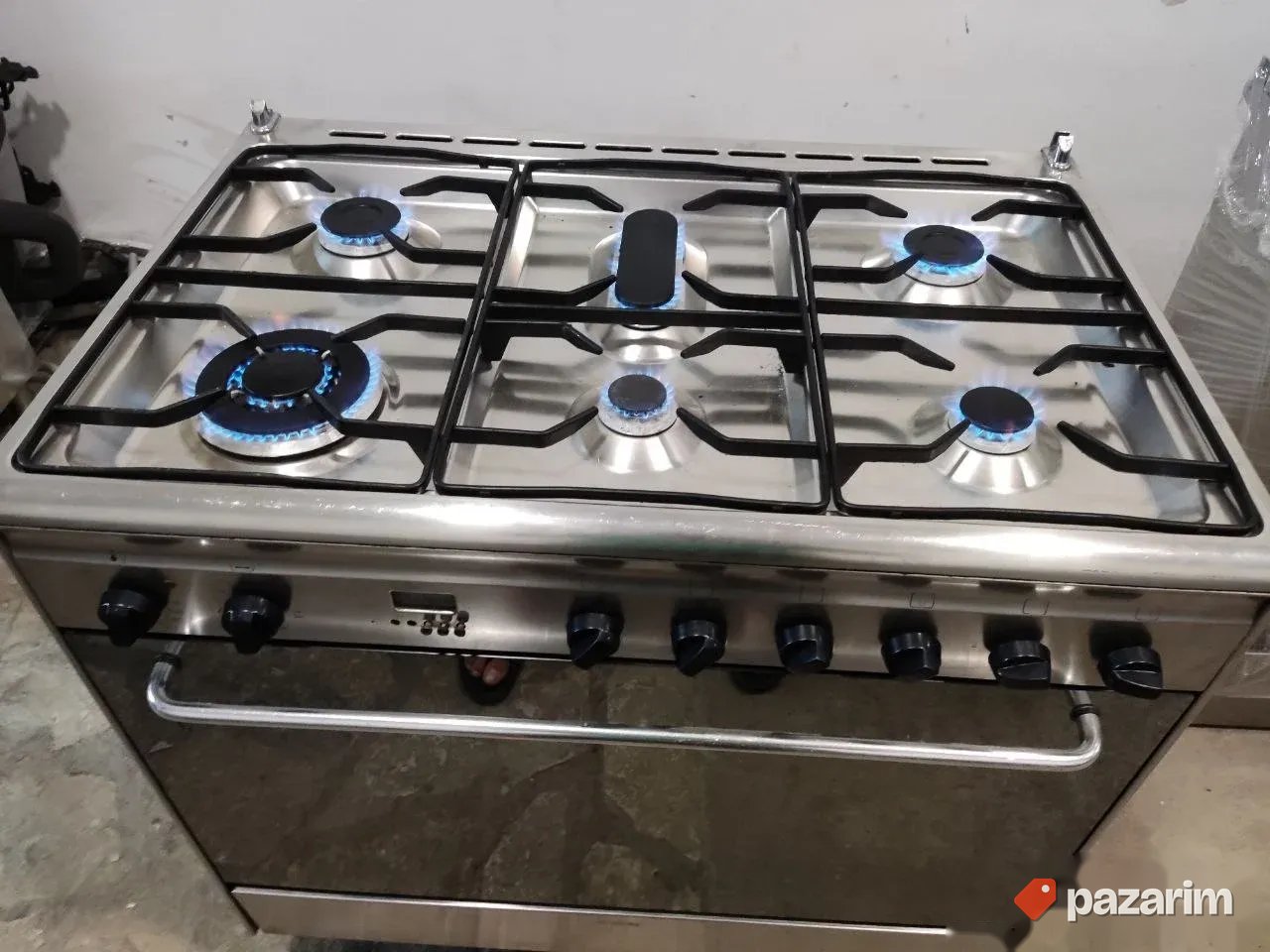 Profesionalni sporet na plin sa 6 gorionika marke SMEG 2