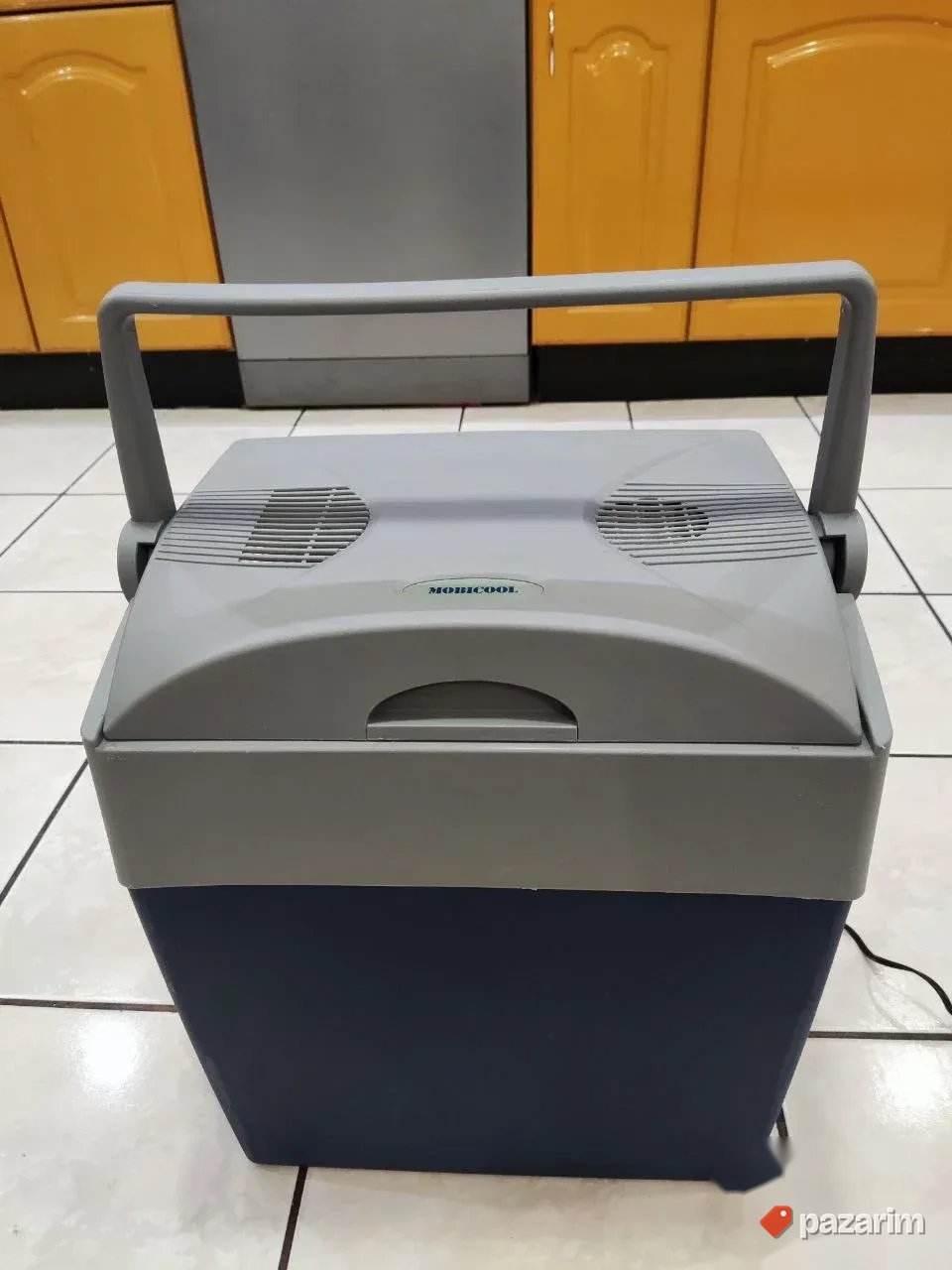 Frizider na 12v marke mobicool zapremine oko 25L 1
