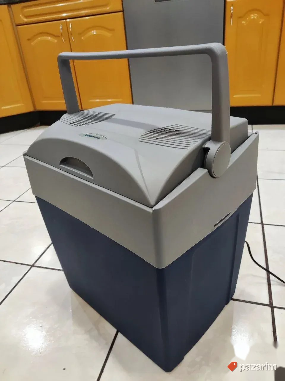Frizider na 12v marke mobicool zapremine oko 25L 2