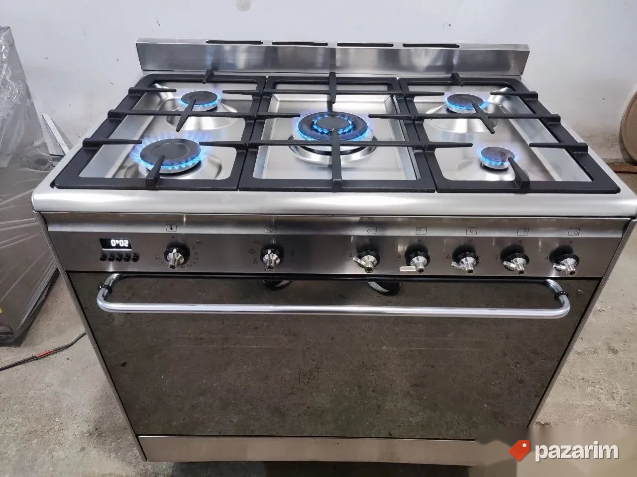 Sporet na plin sa 5topova i OGROMNOM TURBO RERNOM marke SMEG 1