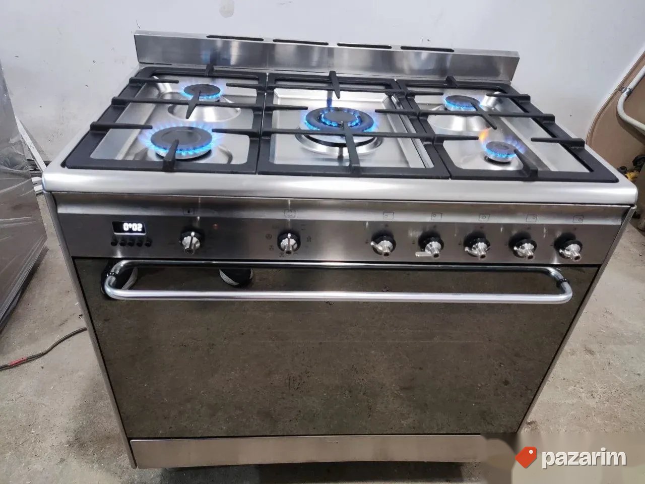 Sporet na plin sa 5topova i OGROMNOM TURBO RERNOM marke SMEG 2