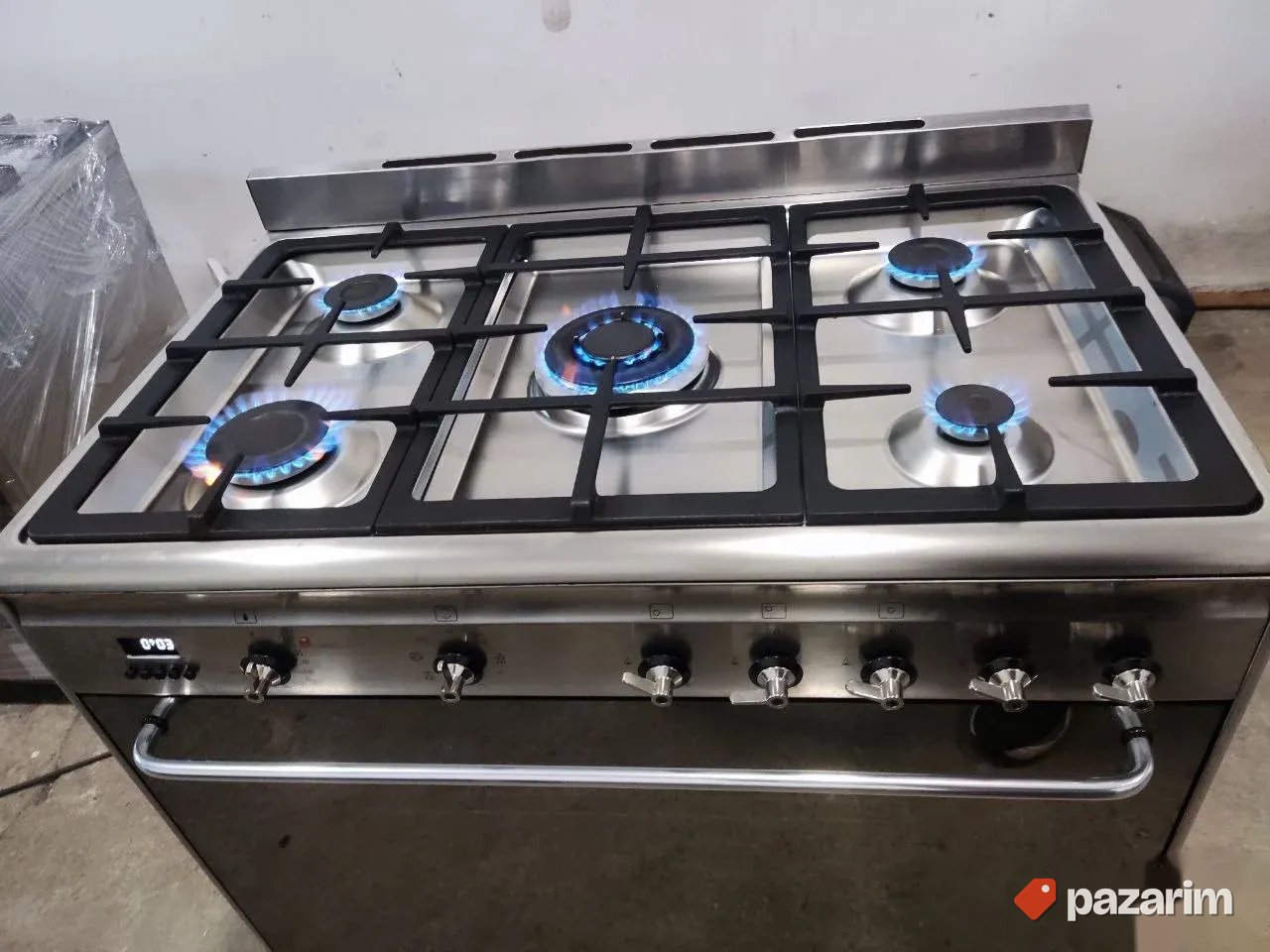 Sporet na plin sa 5topova i OGROMNOM TURBO RERNOM marke SMEG 3