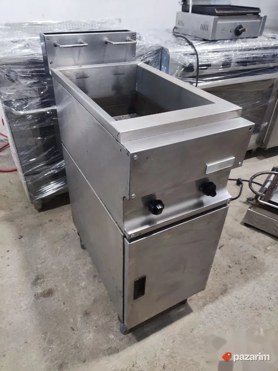 Sporet na plin sa 5topova i OGROMNOM TURBO RERNOM marke SMEG 5