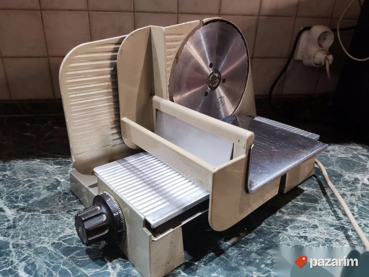 Polu profesionalna mesoreznica marke GRAEF 170w jacine 1