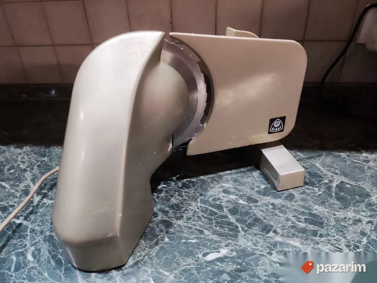 Polu profesionalna mesoreznica marke GRAEF 170w jacine 2
