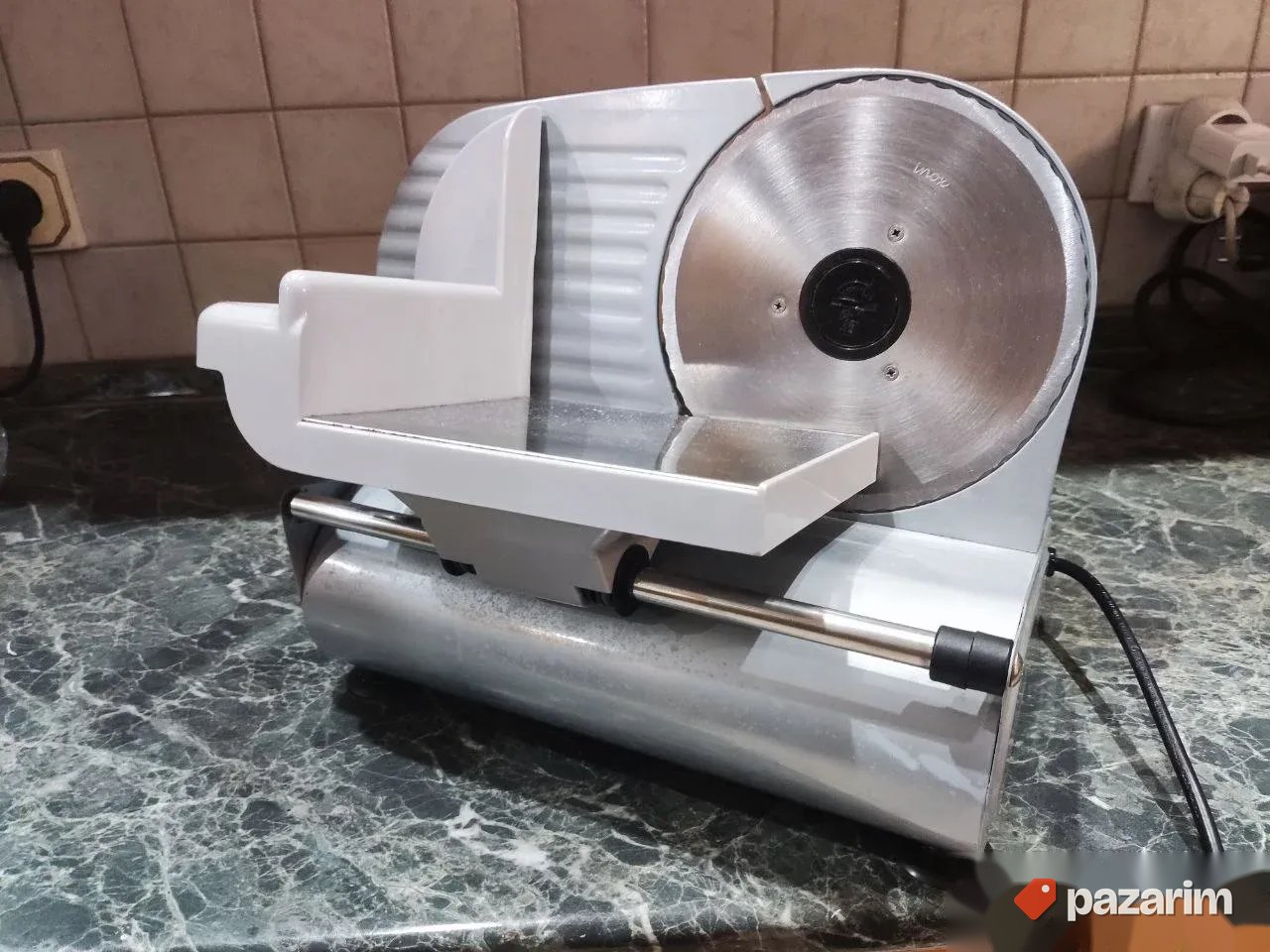 Polu profesionalna mesoreznica jacine 150w aluminijumska 1