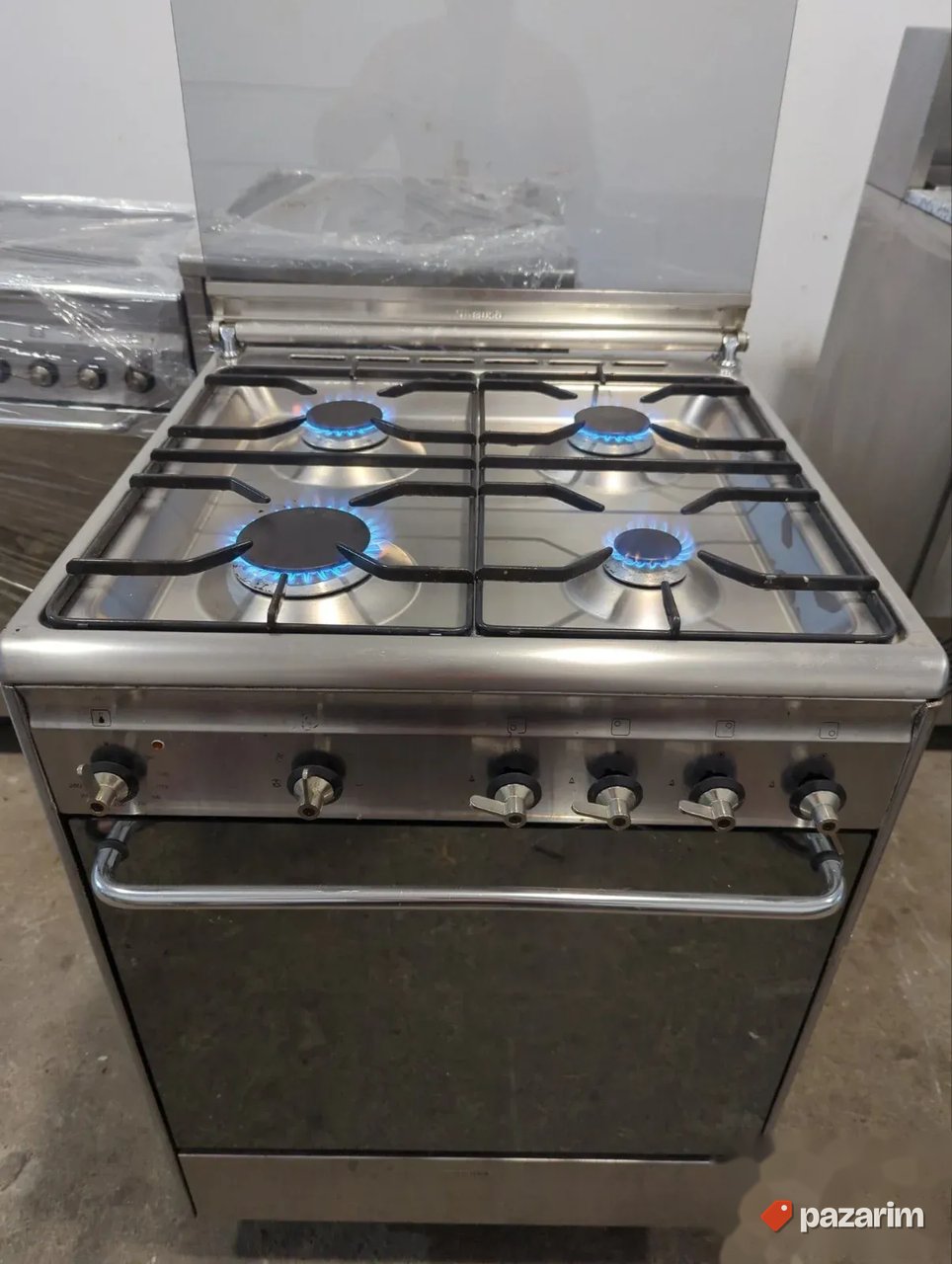 Sporet na plin sa turbo rernom marke SMEG 1