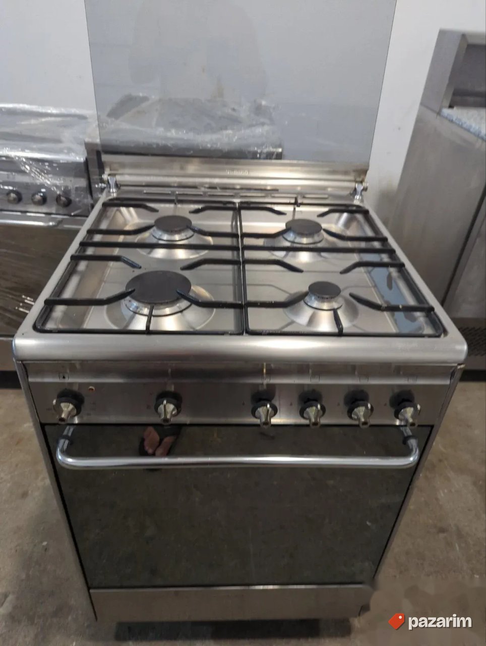 Sporet na plin sa turbo rernom marke SMEG 2
