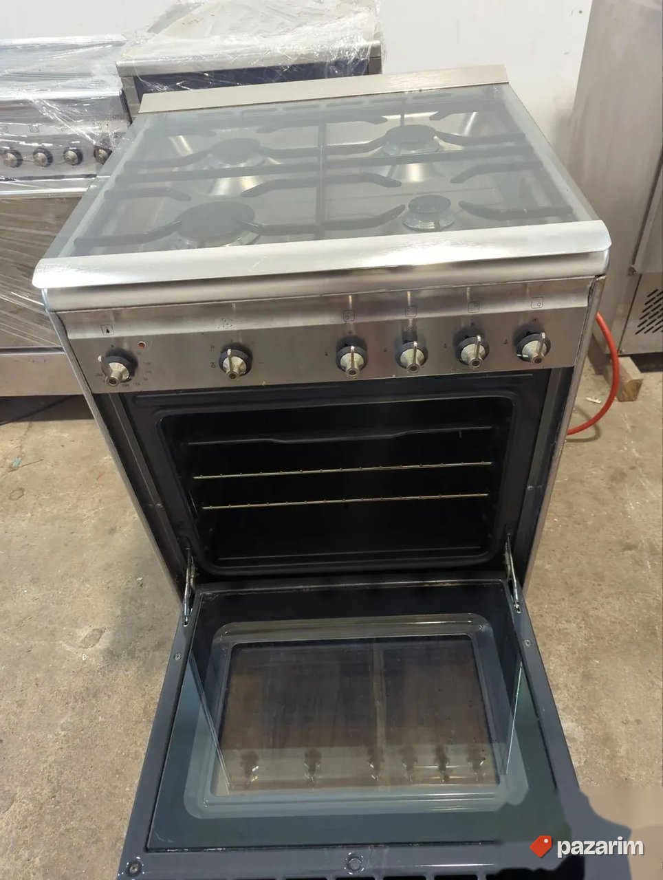 Sporet na plin sa turbo rernom marke SMEG 4