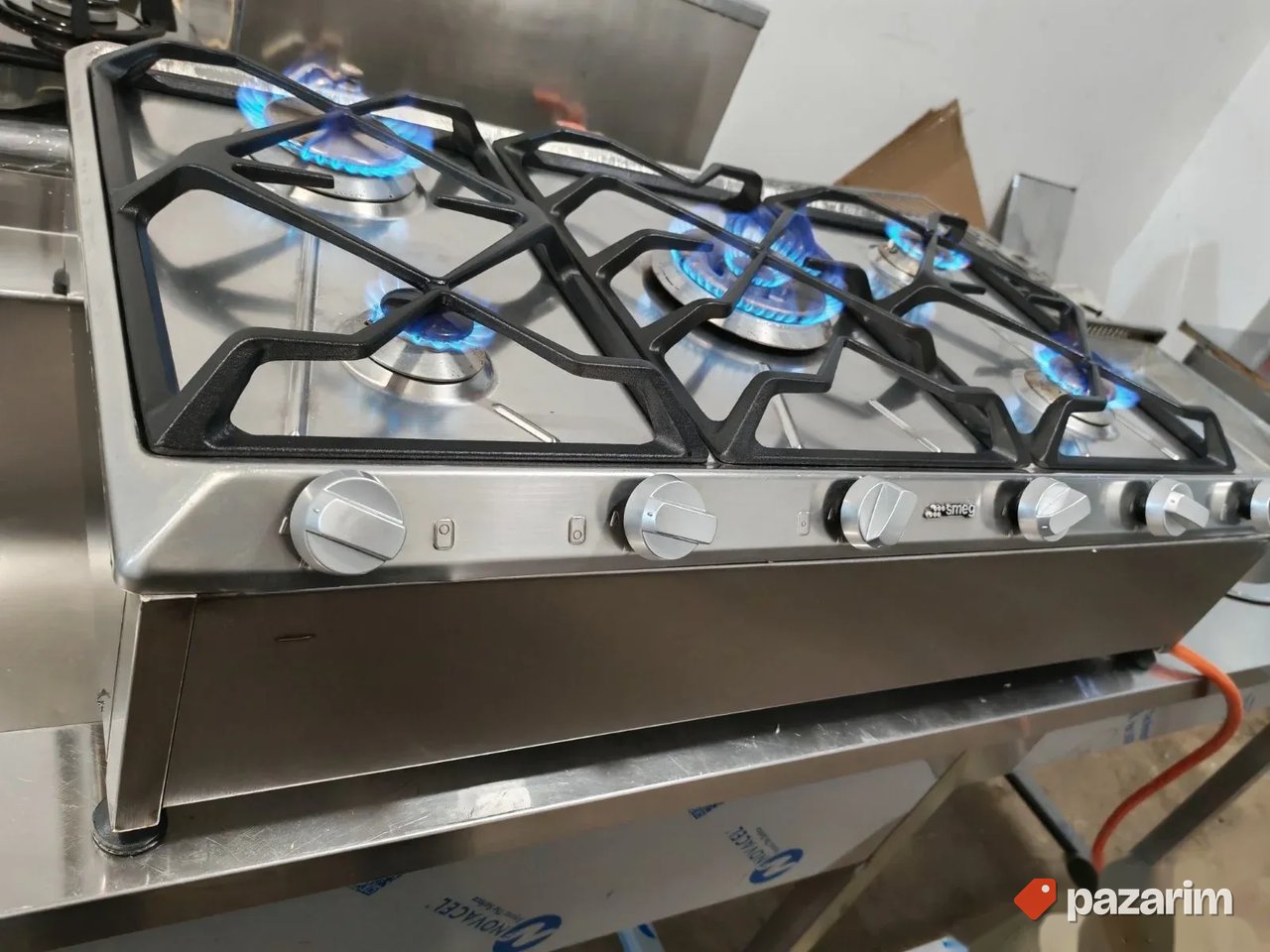 Nadpultni sporet sa 5 topova marke SMEG MADE IN ITALY