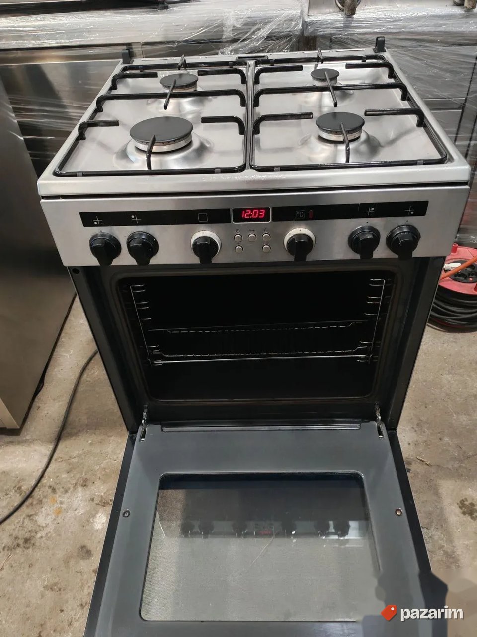 Sporet na plin sa turbo rernom marke SIMENS (bosch) 4