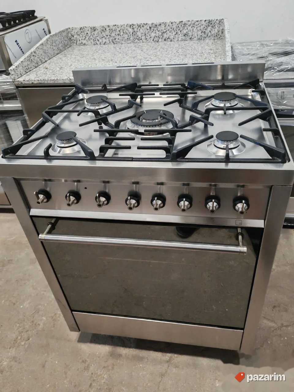 Sporet na plin marke SMEG sa 5 topova iturbo rernom 6