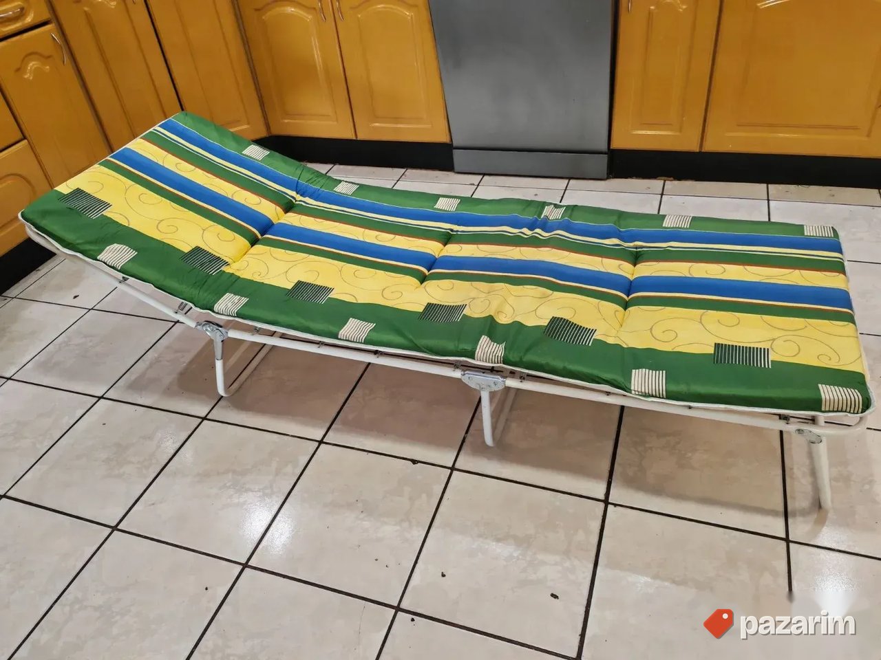 Lezaljka na rasklapanje debelo tapacirana odlicna