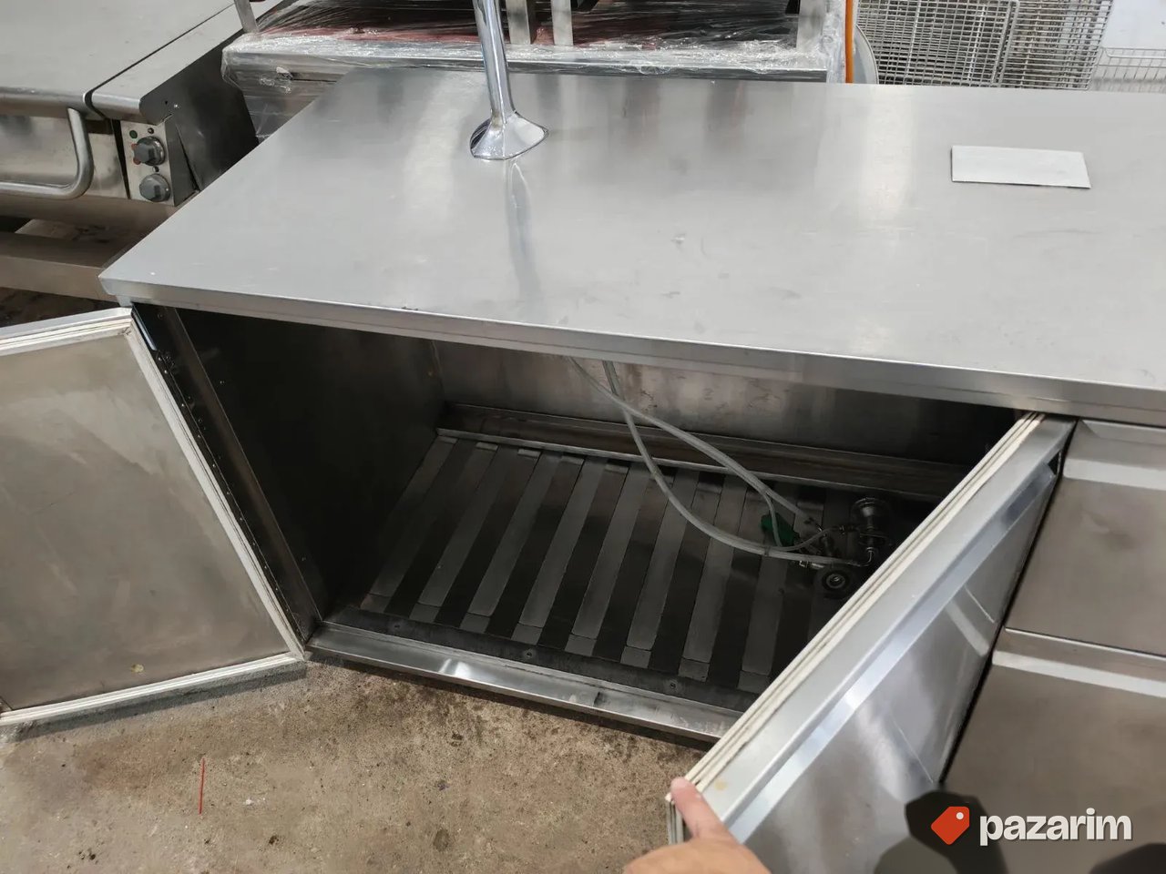 Hladni sto dimenzije 214x70 sa tocilicom 4