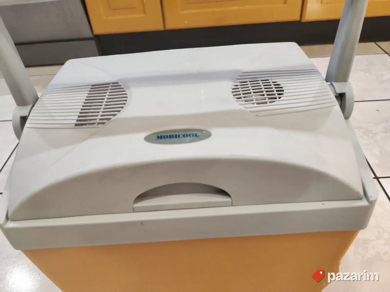 Frizider na 12v ne ispravan sa dve patrone u sebi 2