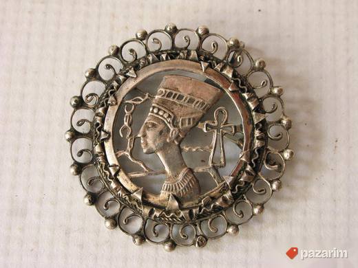 Fantastičan broš privezak sa kraljicom Nefertiti