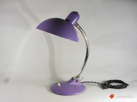 Lila stona lampa Bauhaus