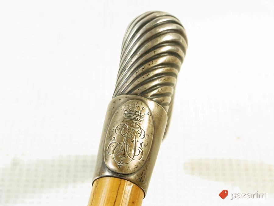 Elegantan korbač sa krunisanim monogramom 2