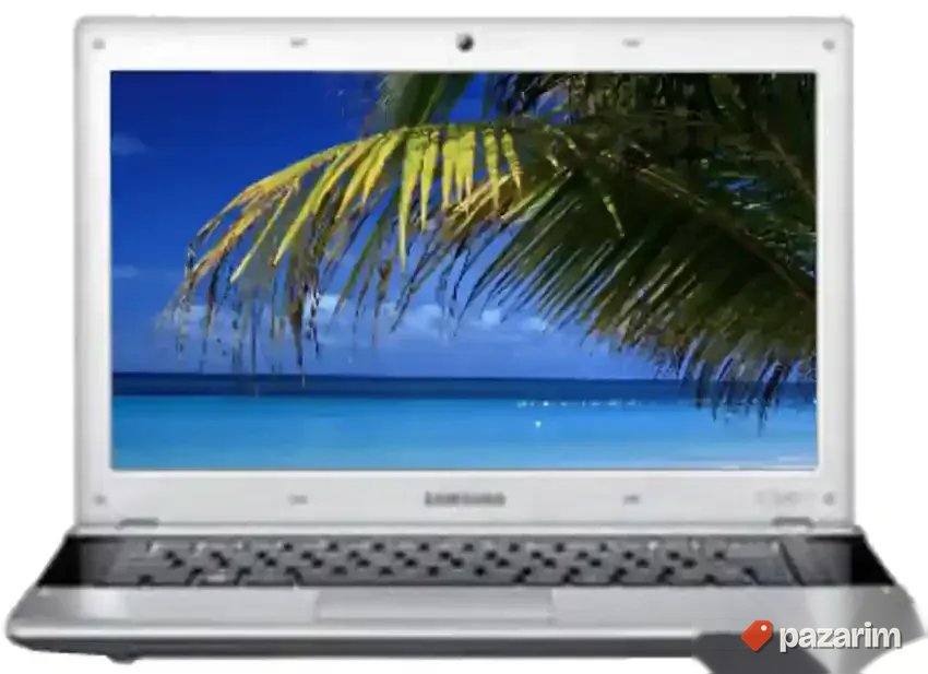Laptop SAMSUNG RV 709 moćan I5 PROCESOR 2. GENERACIJE lepo d 5