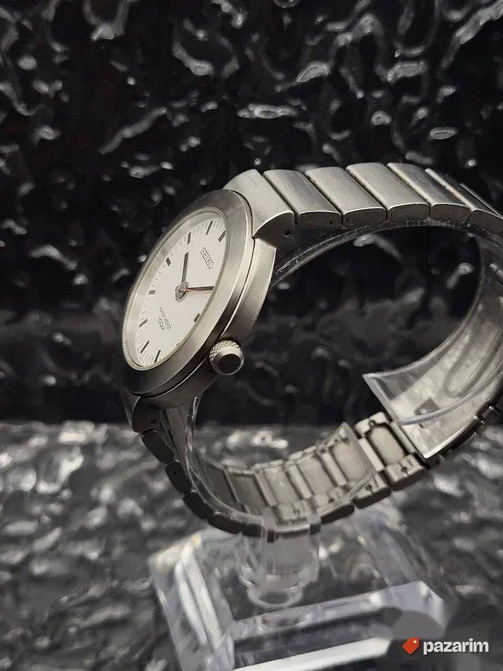 UNISEKS SEIKO V732-0N70 je klasičan kvarcni sa belim brojčan 4