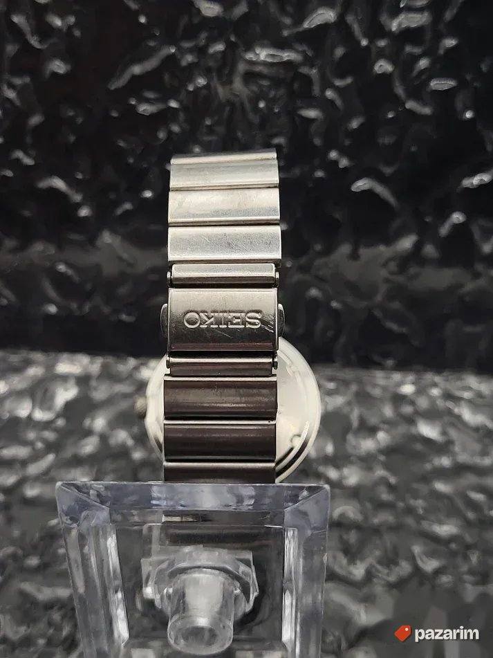 UNISEKS SEIKO V732-0N70 je klasičan kvarcni sa belim brojčan 6
