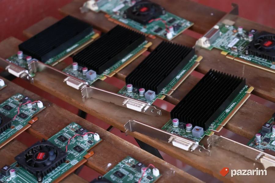 13x DMS 59 PCIe grafika Nvidia NVS 300 AMD Radeon C090 2