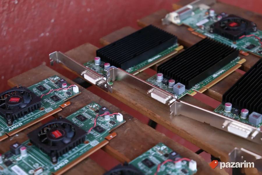 13x DMS 59 PCIe grafika Nvidia NVS 300 AMD Radeon C090 3