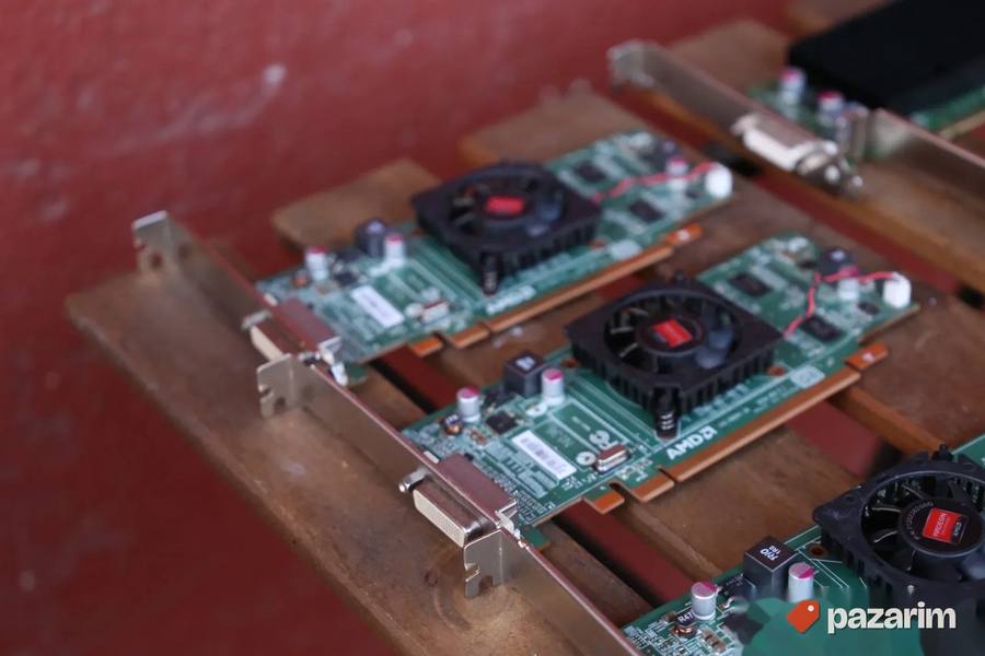 13x DMS 59 PCIe grafika Nvidia NVS 300 AMD Radeon C090 4