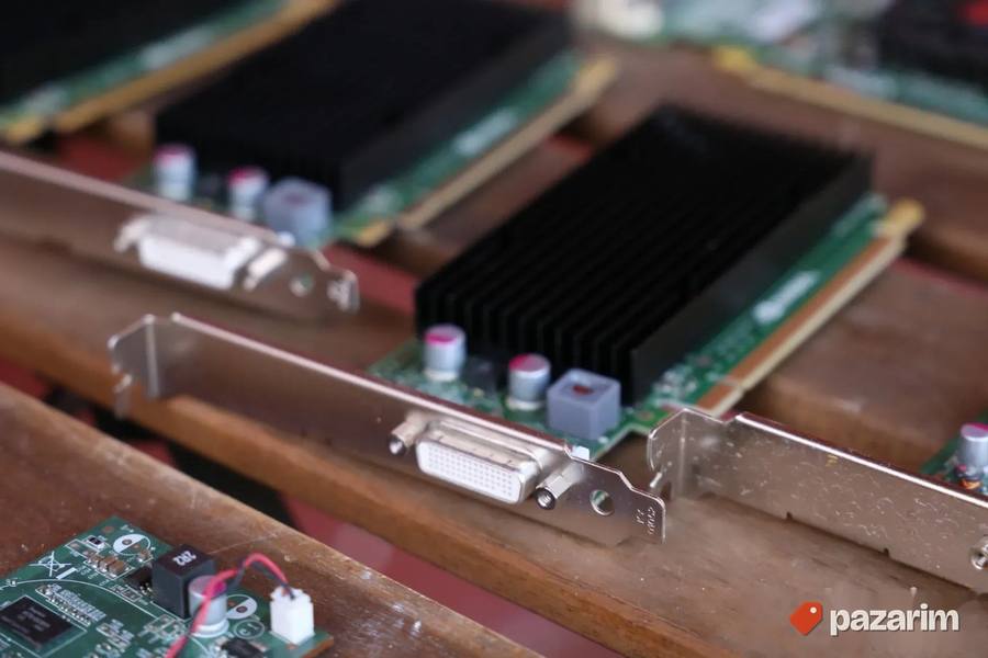 13x DMS 59 PCIe grafika Nvidia NVS 300 AMD Radeon C090 6