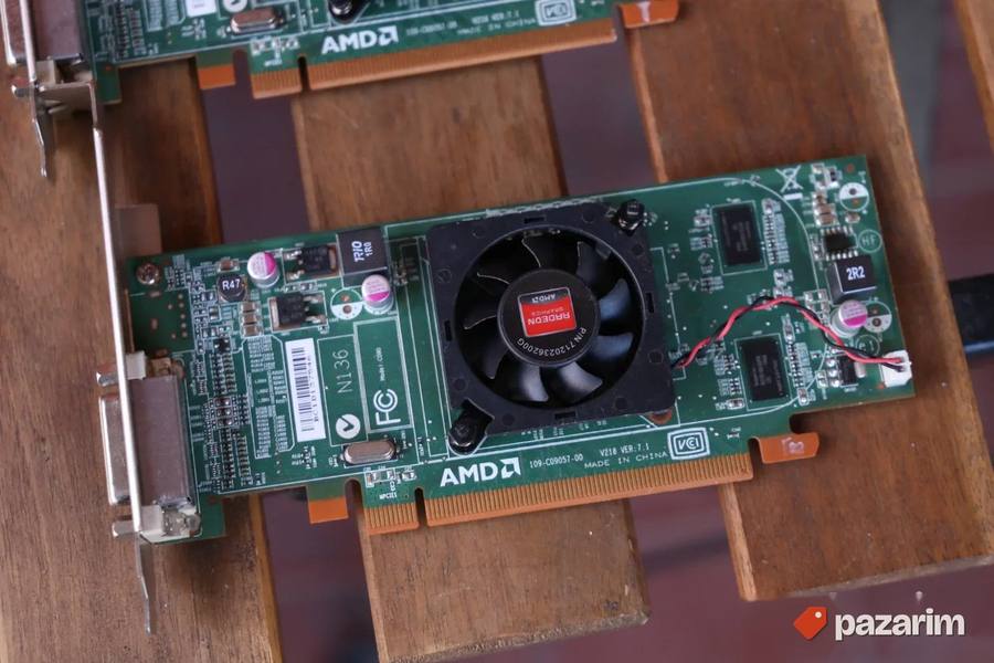 13x DMS 59 PCIe grafika Nvidia NVS 300 AMD Radeon C090 7