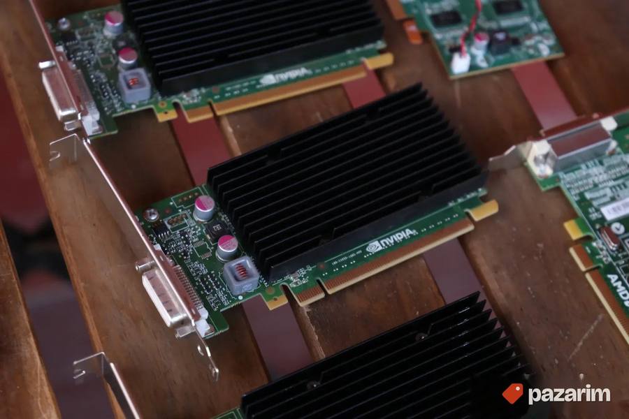 13x DMS 59 PCIe grafika Nvidia NVS 300 AMD Radeon C090 8