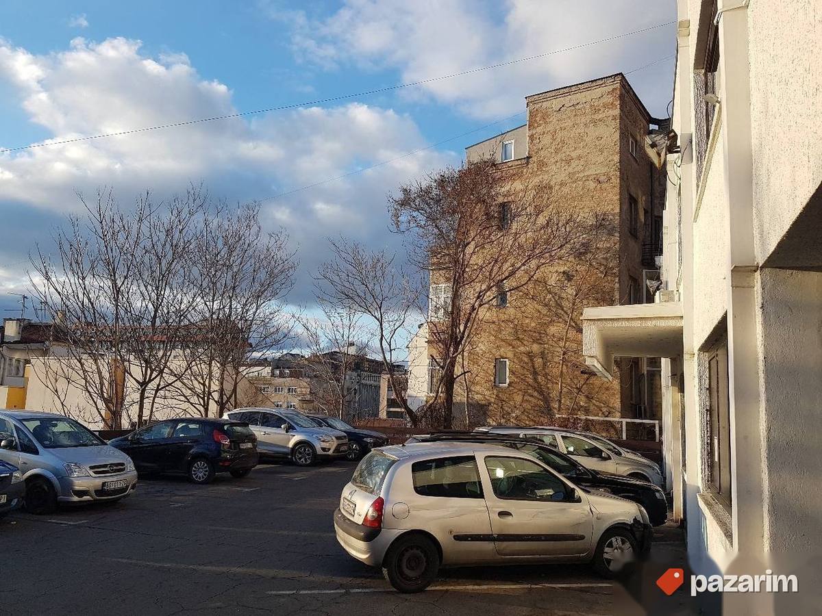 Izdajem parking mesto u Lominoj, po ceni ne realnoj 1